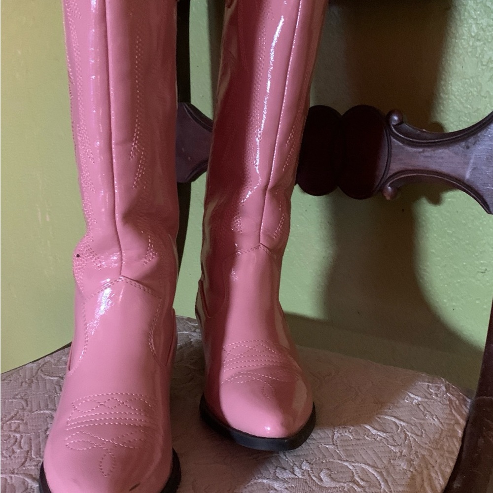 Adorable pink cowgirl boots!